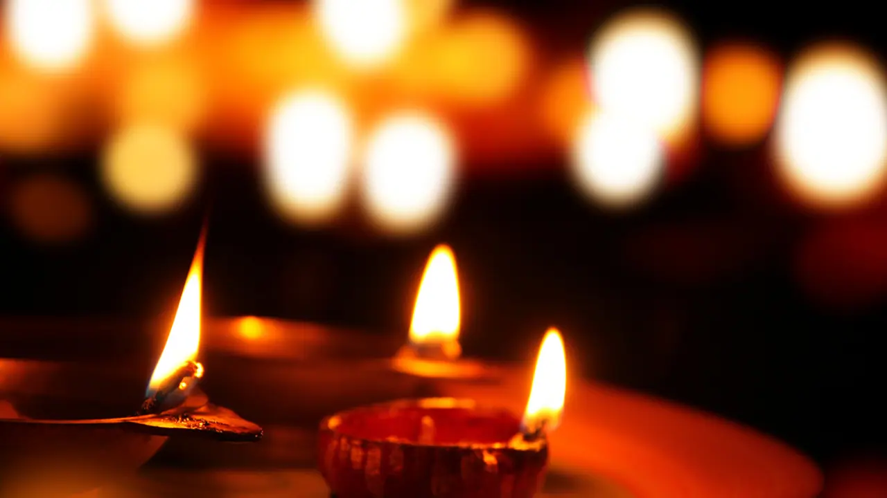 దీపారధనకు నువ్వుల నూనే ఎందుకు వాడాలి..? కలిగే ప్రయోజనం ఏంటి? దీపారధనకు నువ్వుల నూనే ఎందుకు వాడాలి..? కలిగే ప్రయోజనం ఏంటి?