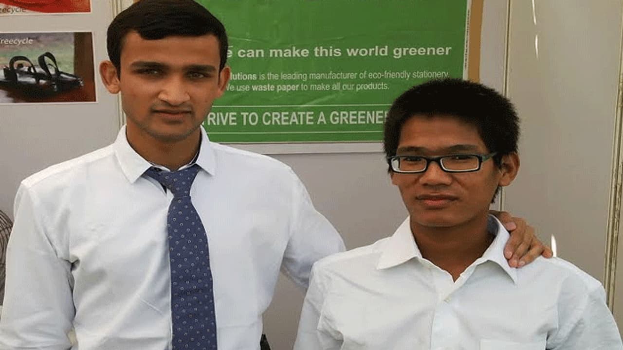 ಹಳೆಯ ಚಪ್ಪಲಿಗಳಿಂದ ಲಕ್ಷಾಧೀಶರಾದ 20 ರ ಹರೆಯದ ಇಬ್ಬರು ಯುವಕರು ಹಳೆಯ ಚಪ್ಪಲಿಗಳಿಂದ ಲಕ್ಷಾಧೀಶರಾದ 20 ರ ಹರೆಯದ ಇಬ್ಬರು ಯುವಕರು