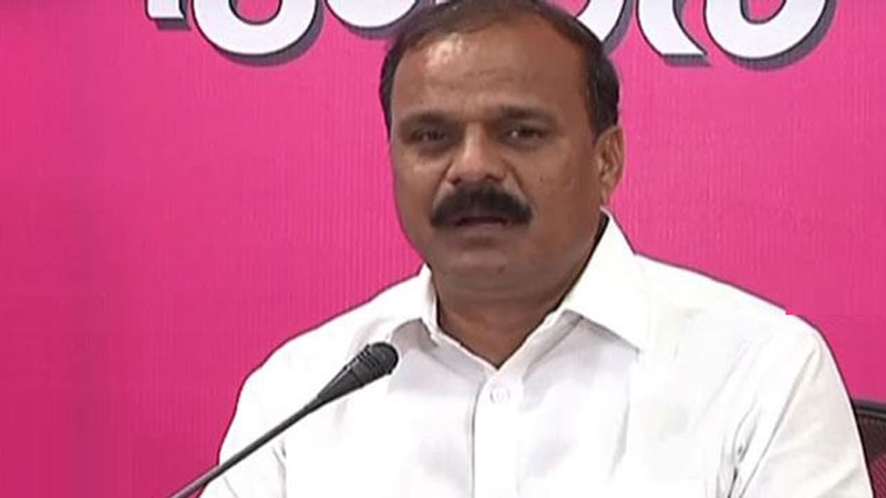 జగన్ పై దాడి.. హరికృష్ణ మృతితో లింక్ పెట్టిన కర్నె ప్రభాకర్ జగన్ పై దాడి.. హరికృష్ణ మృతితో లింక్ పెట్టిన కర్నె ప్రభాకర్