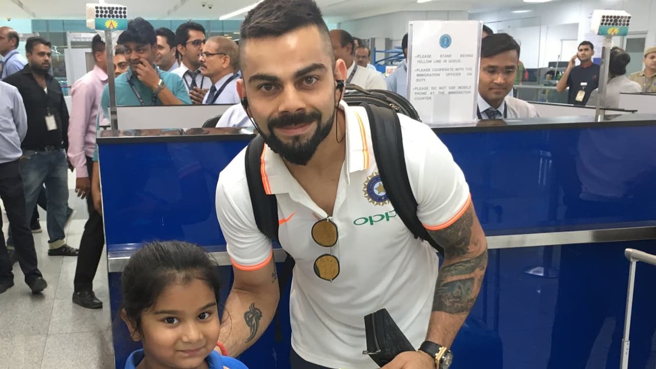 ಪುಟಾಣಿ ಅಭಿಮಾನಿ ಜೊತೆ ಫೋಟೋ ತೆಗೆಸಿಕೊಂಡ ಕೊಹ್ಲಿ ಪುಟಾಣಿ ಅಭಿಮಾನಿ ಜೊತೆ ಫೋಟೋ ತೆಗೆಸಿಕೊಂಡ ಕೊಹ್ಲಿ