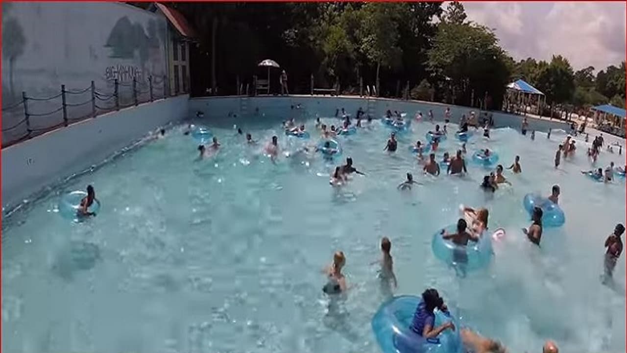 ಈಜುಕೊಳದಲ್ಲಿ ಮುಳುಗುತ್ತಿದ್ದ ಬಾಲಕಿ ರಕ್ಷಣೆ: ವಿಡಿಯೋ ವೈರಲ್..! ಈಜುಕೊಳದಲ್ಲಿ ಮುಳುಗುತ್ತಿದ್ದ ಬಾಲಕಿ ರಕ್ಷಣೆ: ವಿಡಿಯೋ ವೈರಲ್..!