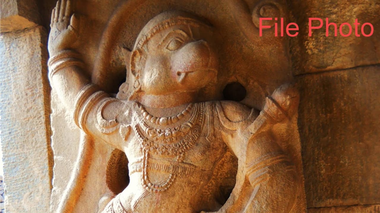 బయల్పడిన హనుమాన్ విగ్రహం.. అక్కడే ప్రతిష్టించాలని పట్టు బయల్పడిన హనుమాన్ విగ్రహం.. అక్కడే ప్రతిష్టించాలని పట్టు