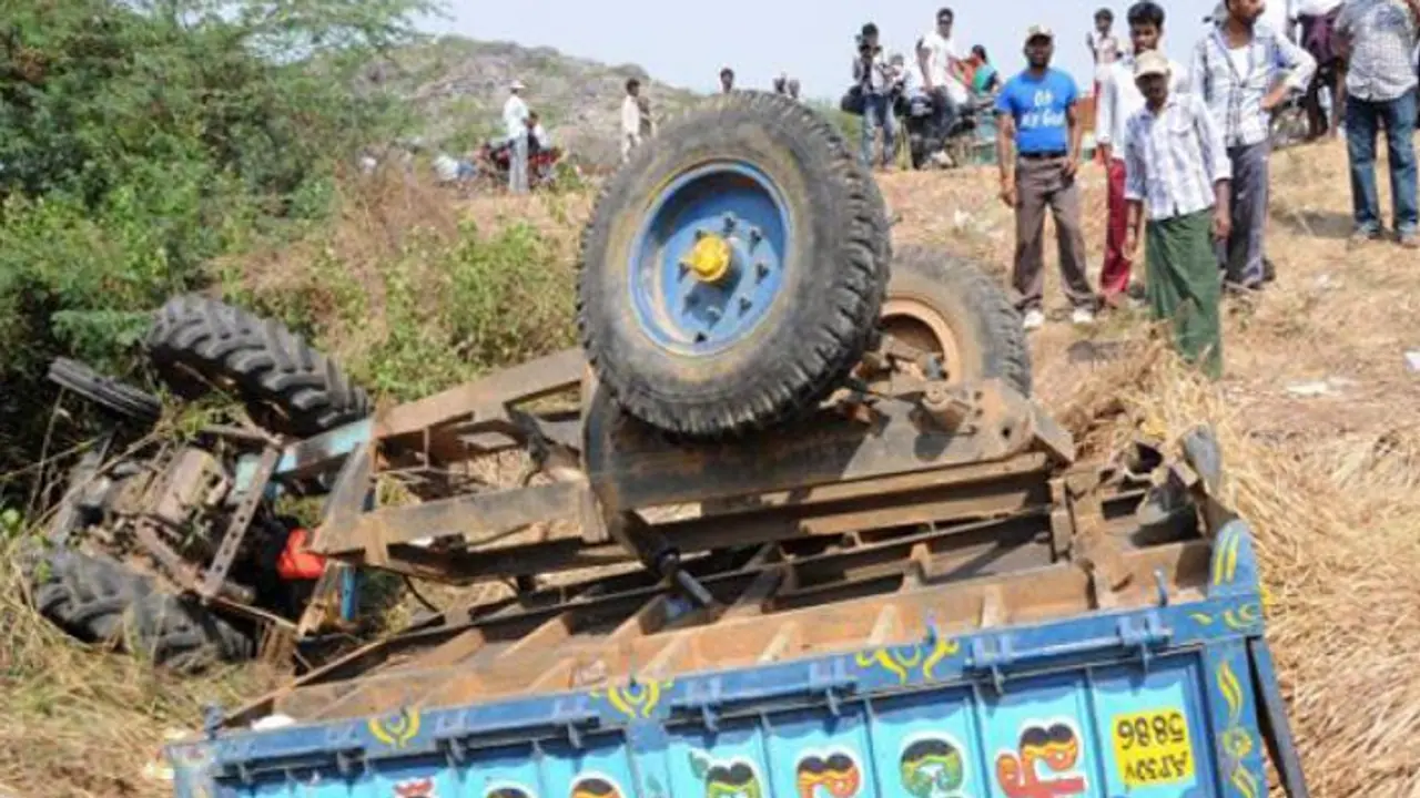 ನಿಡಗುಂದಿ ಬಳಿ ಶವಸಂಸ್ಕಾರಕ್ಕೆ ಹೊರಟಿದ್ದ ಟ್ರ್ಯಾಕ್ಟರ್ ಪಲ್ಟಿ: ತಪ್ಪಿದ ಭಾರಿ ದುರಂತ ನಿಡಗುಂದಿ ಬಳಿ ಶವಸಂಸ್ಕಾರಕ್ಕೆ ಹೊರಟಿದ್ದ ಟ್ರ್ಯಾಕ್ಟರ್ ಪಲ್ಟಿ: ತಪ್ಪಿದ ಭಾರಿ ದುರಂತ