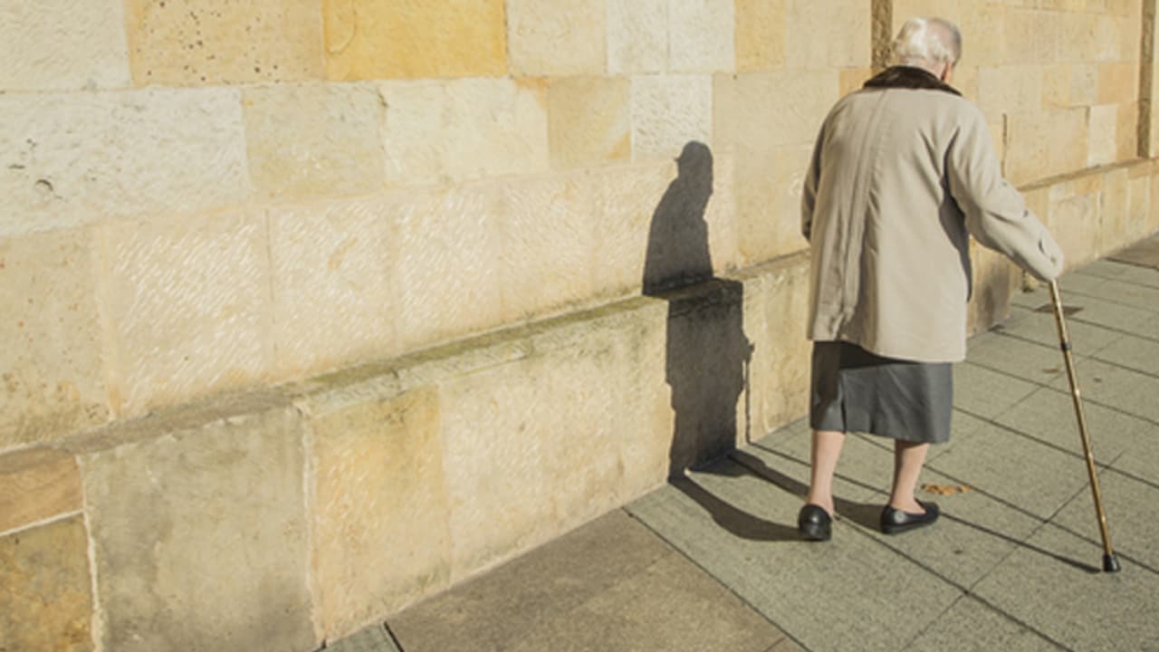 ఫేస్బుక్ లవ్: ప్రియుడి కోసం అమెరికా నుంచి వచ్చిన బామ్మ! ఫేస్బుక్ లవ్: ప్రియుడి కోసం అమెరికా నుంచి వచ్చిన బామ్మ!