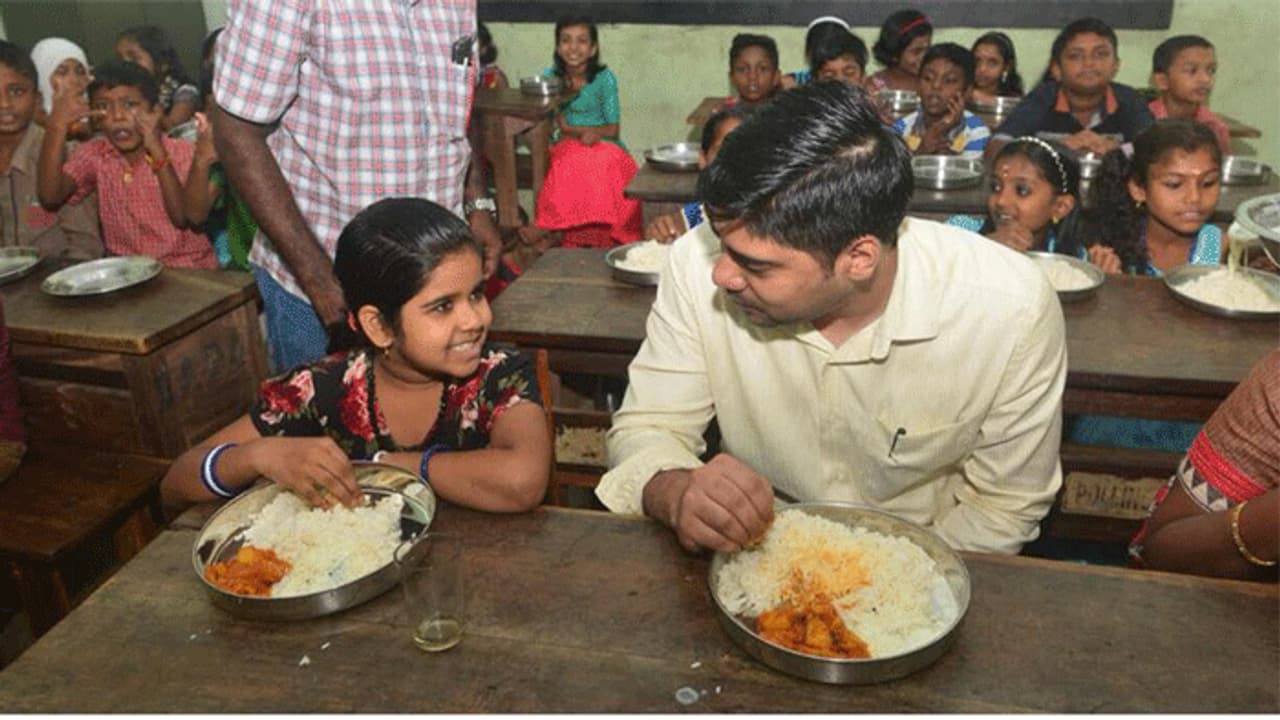 ಸರ್ಕಾರಿ ಶಾಲೆಯಲ್ಲಿ ಮಕ್ಕಳೊಂದಿಗೆ ಉಪಹಾರ ಸೇವಿಸಿದ ಜಿಲ್ಲಾಧಿಕಾರಿ ಸರ್ಕಾರಿ ಶಾಲೆಯಲ್ಲಿ ಮಕ್ಕಳೊಂದಿಗೆ ಉಪಹಾರ ಸೇವಿಸಿದ ಜಿಲ್ಲಾಧಿಕಾರಿ