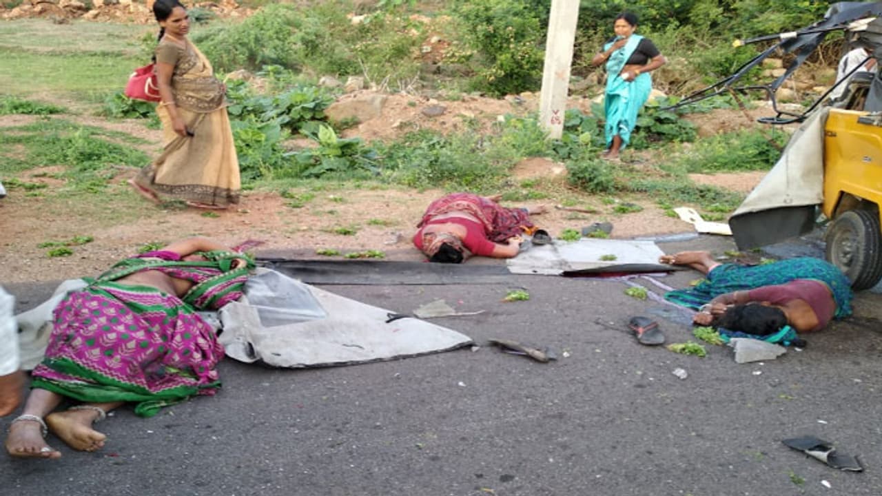 రంగారెడ్డి జిల్లాలో ఘోర రోడ్డు ప్రమాదం, ఐదుగురు మహిళల మృతి రంగారెడ్డి జిల్లాలో ఘోర రోడ్డు ప్రమాదం, ఐదుగురు మహిళల మృతి