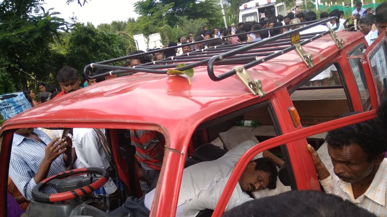 ನಂಜನಗೂಡು ಬಳಿ ಶಾಲಾ ವಾಹನ ಪಲ್ಟಿ; ಚಾಲಕ ಸ್ಥಳದಲ್ಲೇ ಸಾವು ನಂಜನಗೂಡು ಬಳಿ ಶಾಲಾ ವಾಹನ ಪಲ್ಟಿ; ಚಾಲಕ ಸ್ಥಳದಲ್ಲೇ ಸಾವು