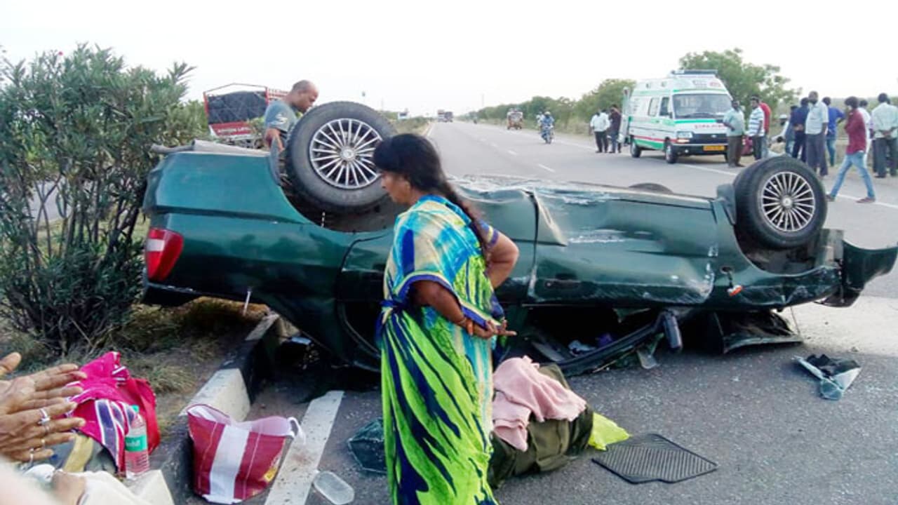 జోగులాంబ గద్వాల జిల్లాలో ఆటోను ఢీకొట్టిన కారు, ఒకరి మృతి జోగులాంబ గద్వాల జిల్లాలో ఆటోను ఢీకొట్టిన కారు, ఒకరి మృతి