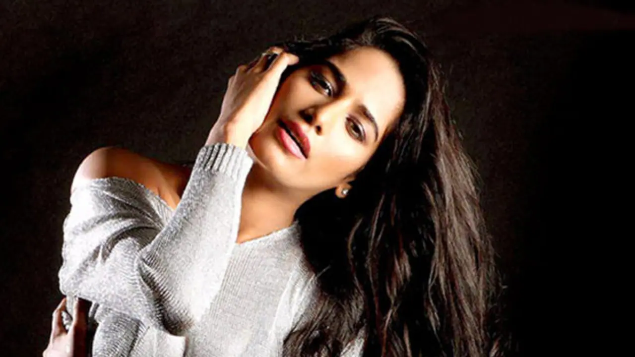 করোনায় প্রেমিককে চুমু খান ঠিক এইভাবে, উপায় বাতলালেন পুনম করোনায় প্রেমিককে চুমু খান ঠিক এইভাবে, উপায় বাতলালেন পুনম