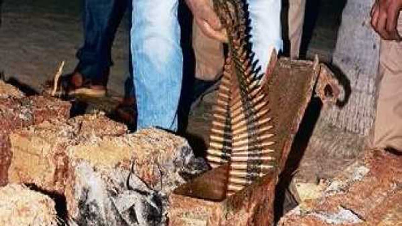 రామేశ్వరం తీరప్రాంతంలో భారీగా బైటపడ్డ ఏకే47 తుపాకులు, పేలుడు పదార్థాలు రామేశ్వరం తీరప్రాంతంలో భారీగా బైటపడ్డ ఏకే47 తుపాకులు, పేలుడు పదార్థాలు