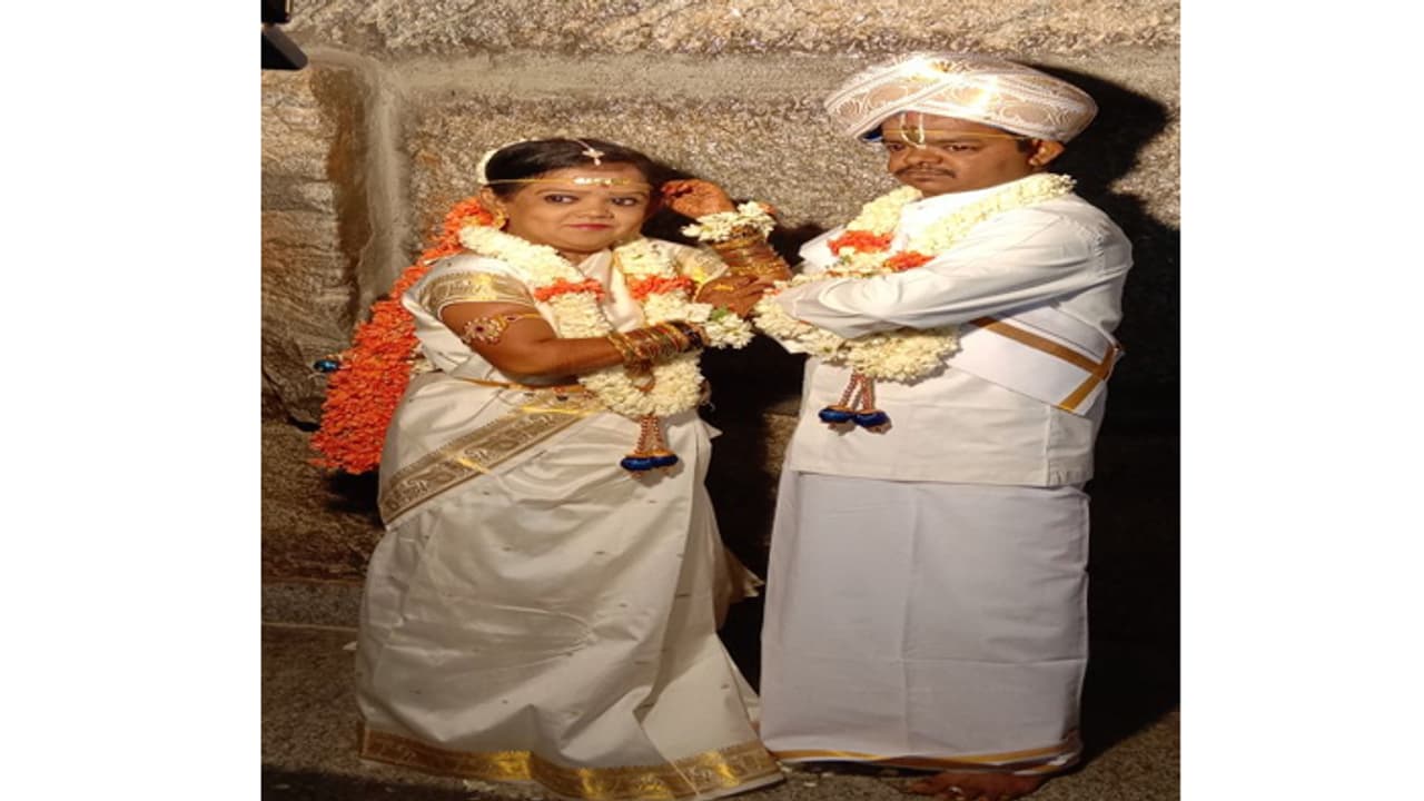 ವರ 2.5 ಅಡಿ, ವಧು 2 ಅಡಿ : ಕೋಲಾರದಲ್ಲೊಂದು ವಿಶಿಷ್ಟ ವಿವಾಹ ವರ 2.5 ಅಡಿ, ವಧು 2 ಅಡಿ : ಕೋಲಾರದಲ್ಲೊಂದು ವಿಶಿಷ್ಟ ವಿವಾಹ