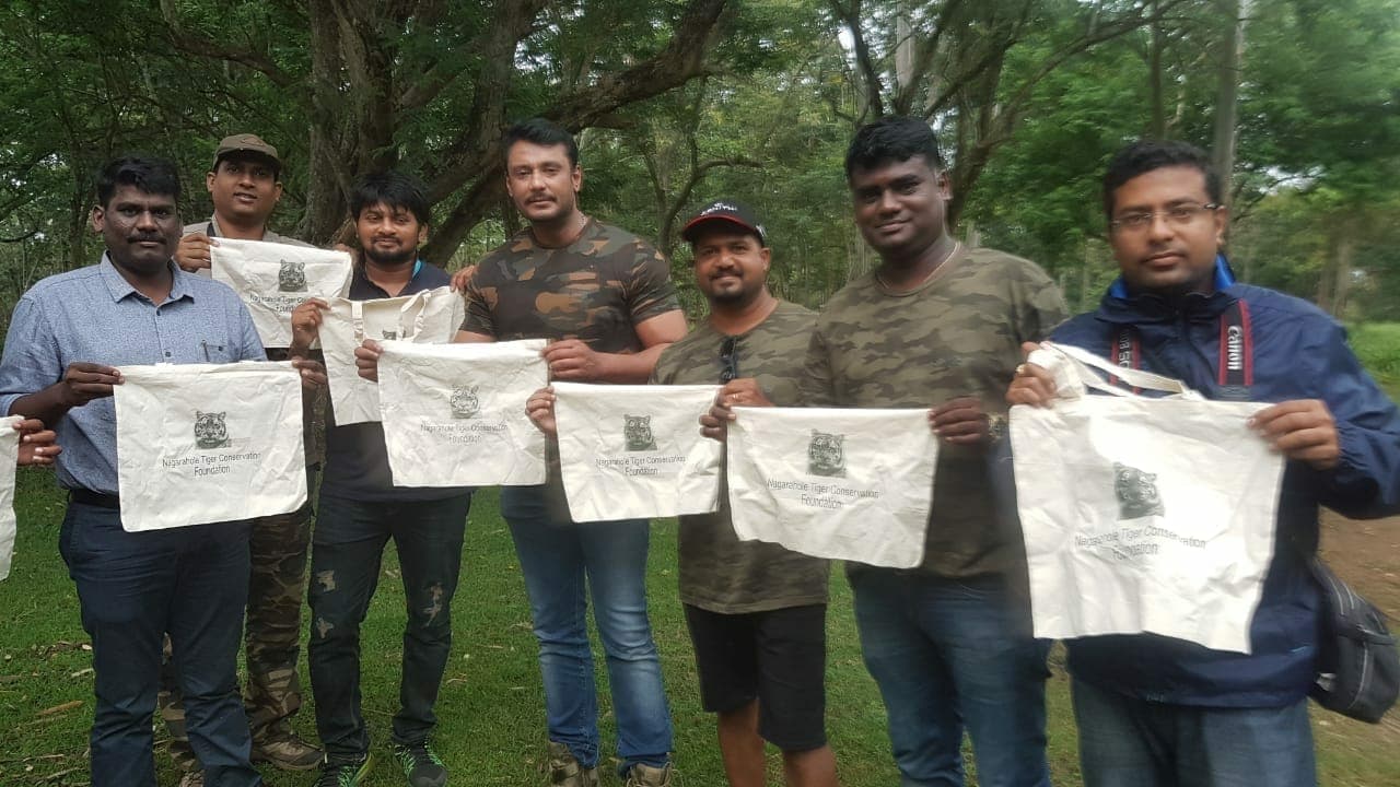 ದುಬಾರಿ ಕ್ಯಾಮೆರಾದೊಂದಿಗೆ ಡಿ ಬಾಸ್ ಸಫಾರಿ! ದುಬಾರಿ ಕ್ಯಾಮೆರಾದೊಂದಿಗೆ ಡಿ ಬಾಸ್ ಸಫಾರಿ!