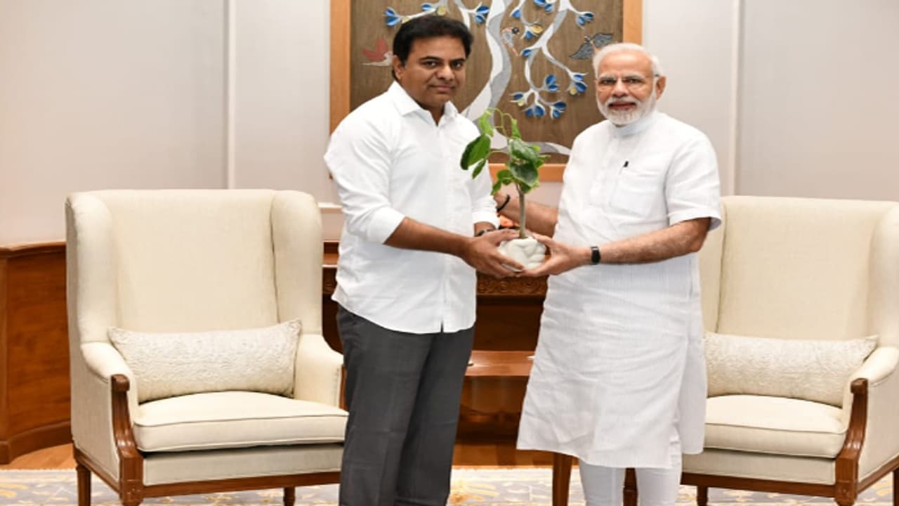 ప్రధానితో కేటీఆర్ భేటీ: విభజన హమీ చట్టం అమలు చేయాలని వినతి ప్రధానితో కేటీఆర్ భేటీ: విభజన హమీ చట్టం అమలు చేయాలని వినతి