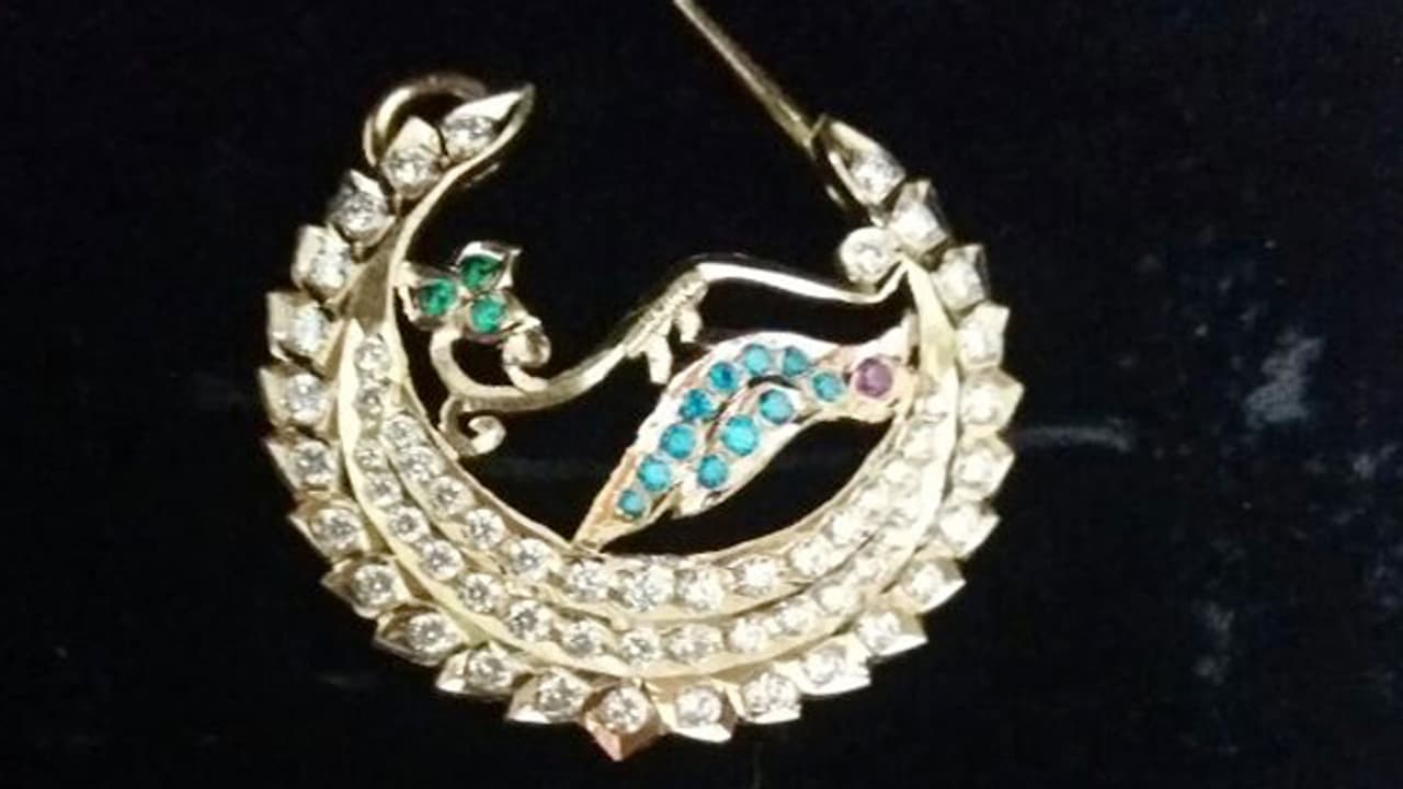 కనకదుర్గ అమ్మవారికి ముక్కుపుడకను సమర్పించిన తెలంగాణ సీఎం కేసీఆర్ కనకదుర్గ అమ్మవారికి ముక్కుపుడకను సమర్పించిన తెలంగాణ సీఎం కేసీఆర్