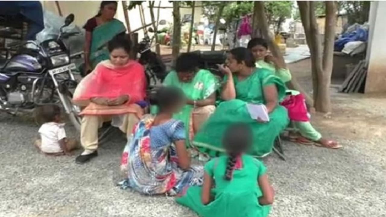 ಸಾಲ ತೀರಿಸಲು ಹೆಂಡತಿ, ಮಕ್ಕಳನ್ನೇ ಮಾರಿದ ಪಾಪಿ: ಕೊಂಡಿದ್ಯಾರು? ಸಾಲ ತೀರಿಸಲು ಹೆಂಡತಿ, ಮಕ್ಕಳನ್ನೇ ಮಾರಿದ ಪಾಪಿ: ಕೊಂಡಿದ್ಯಾರು?