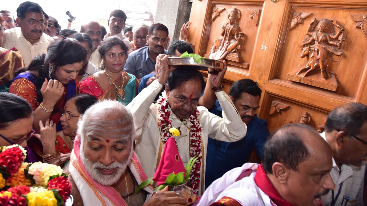 బెజవాడ ఇంద్రకీలాద్రిపై కేసీఆర్ ఫ్యాన్స్ సందడి బెజవాడ ఇంద్రకీలాద్రిపై కేసీఆర్ ఫ్యాన్స్ సందడి