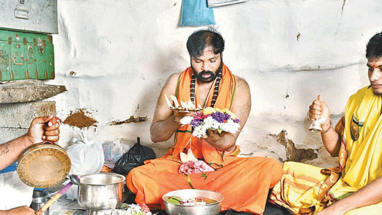 ಗುಡಿಸಲಿನಲ್ಲಿ ರಾಮುಲು ಗ್ರಾಮವಾಸ್ತವ್ಯ, ಶಿವಪೂಜೆ