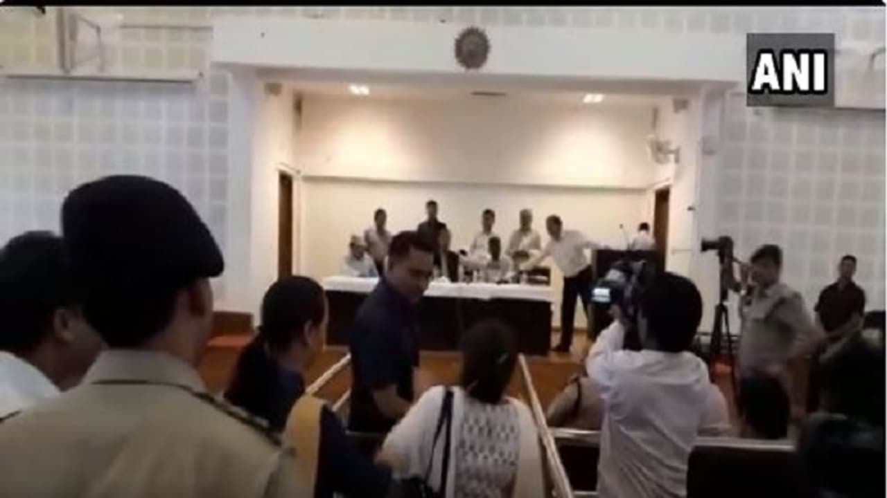 'ಎಳೆದೊಯ್ಯಿರಿ ಈಕೆಯನ್ನು': ವರ್ಗಾವಣೆ ಕೋರಿದ ಶಿಕ್ಷಕಿ ಮೇಲೆ ಸಿಎಂ 'ದರ್ಬಾರ್'! 'ಎಳೆದೊಯ್ಯಿರಿ ಈಕೆಯನ್ನು': ವರ್ಗಾವಣೆ ಕೋರಿದ ಶಿಕ್ಷಕಿ ಮೇಲೆ ಸಿಎಂ 'ದರ್ಬಾರ್'!