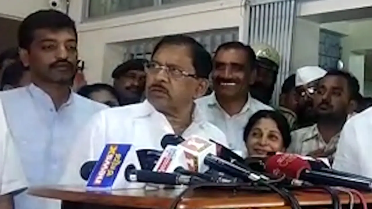 Karnataka Deputy CM G Parameshwara misuses zero traffic facility, people sranded in heavy rain