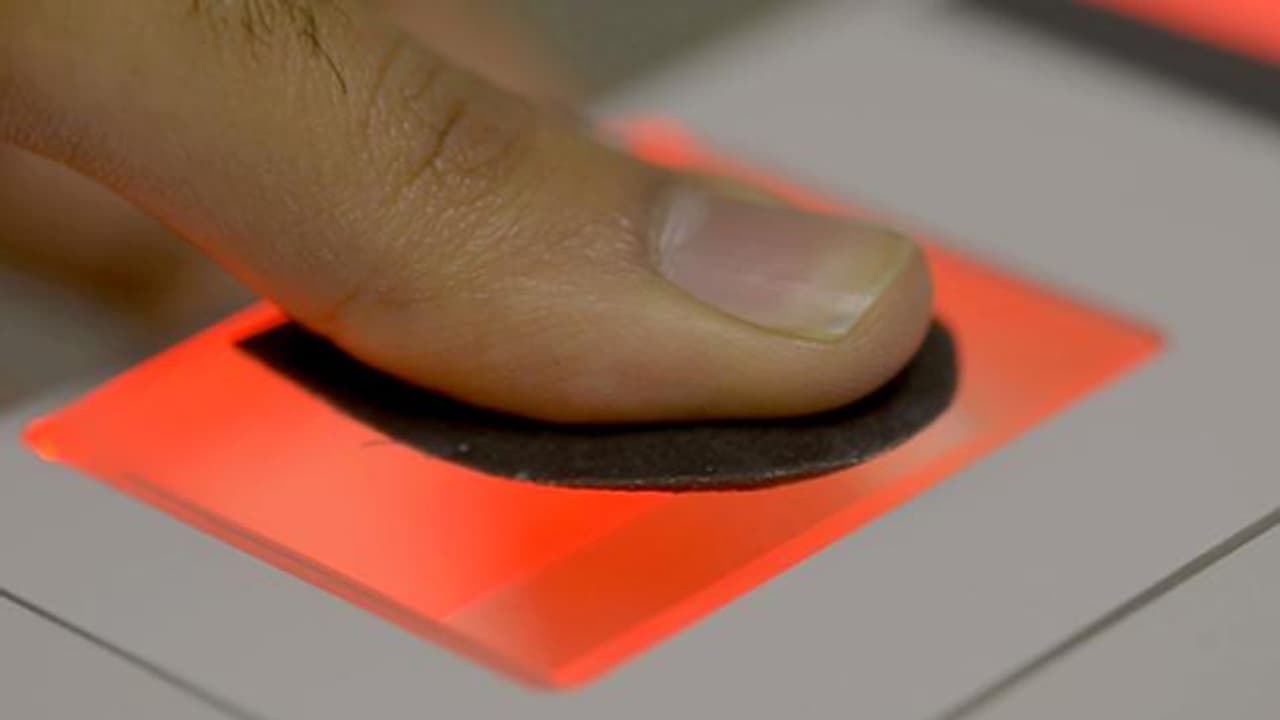 అమ్మఒడి సొమ్ము రావడం లేదని వెళ్తే.. వేలిముద్ర వేసుకొని డబ్బులు కాజేసిన వాలంటీర్.. అమ్మఒడి సొమ్ము రావడం లేదని వెళ్తే.. వేలిముద్ర వేసుకొని డబ్బులు కాజేసిన వాలంటీర్..