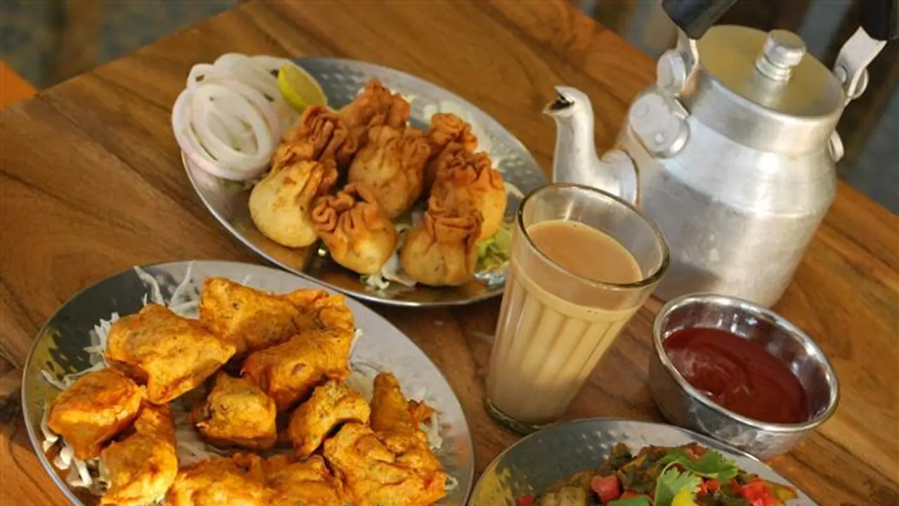 Food : സ്കൂള്‍ കുട്ടികളുടെ 'ബോണ്ട ഭായി', ഊട്ടിയിലെ ഈ ചായക്കട വ്യത്യസ്തമാകുന്നത് ഇങ്ങനെയാണ്