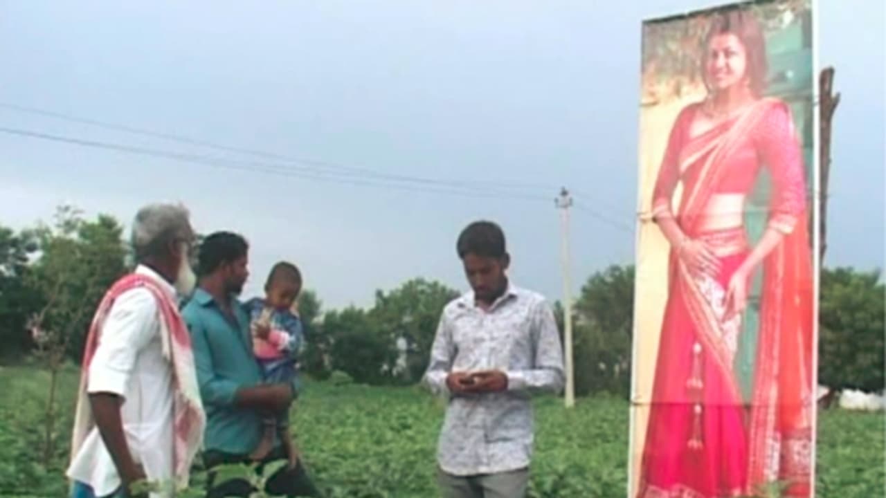 తెలంగాణ పొలాల్లో కాజల్ పోస్టర్ల కలకలం తెలంగాణ పొలాల్లో కాజల్ పోస్టర్ల కలకలం