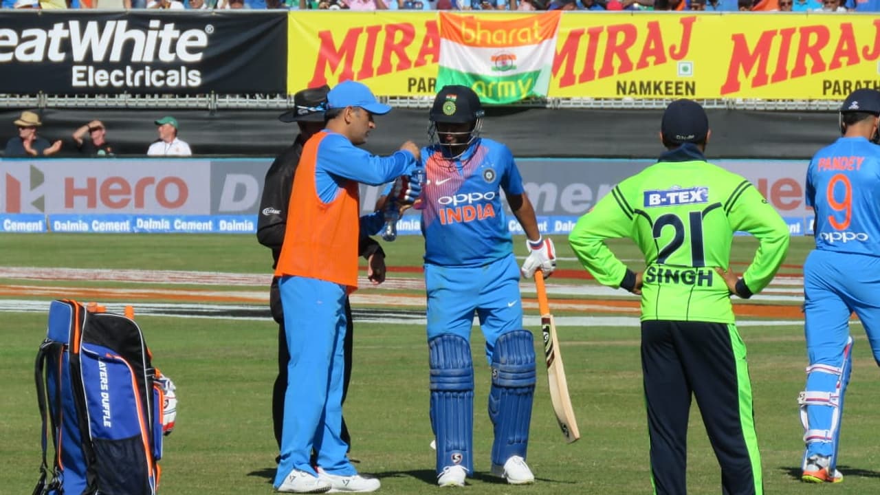 ವಾಟರ್ ಬಾಯ್ ಆದ ವಿಶ್ವಚಾಂಪಿಯನ್ ಎಂ ಎಸ್ ಧೋನಿ ವಾಟರ್ ಬಾಯ್ ಆದ ವಿಶ್ವಚಾಂಪಿಯನ್ ಎಂ ಎಸ್ ಧೋನಿ