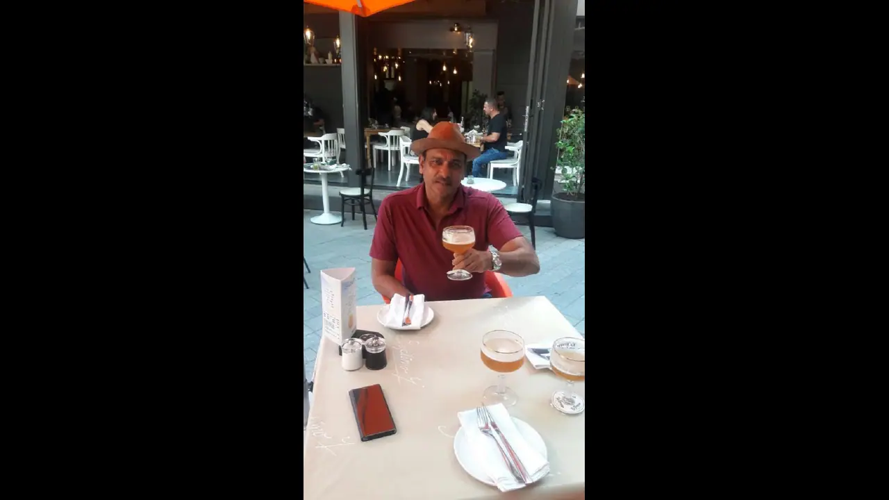 ಬಿಯರ್ ಇನ್ನೊಂದು ವಿಧದ ಜ್ಯೂಸ್ ಅಷ್ಟೆ: ಕೋಚ್ ರವಿ ಶಾಸ್ತ್ರಿ ಬಿಯರ್ ಇನ್ನೊಂದು ವಿಧದ ಜ್ಯೂಸ್ ಅಷ್ಟೆ: ಕೋಚ್ ರವಿ ಶಾಸ್ತ್ರಿ