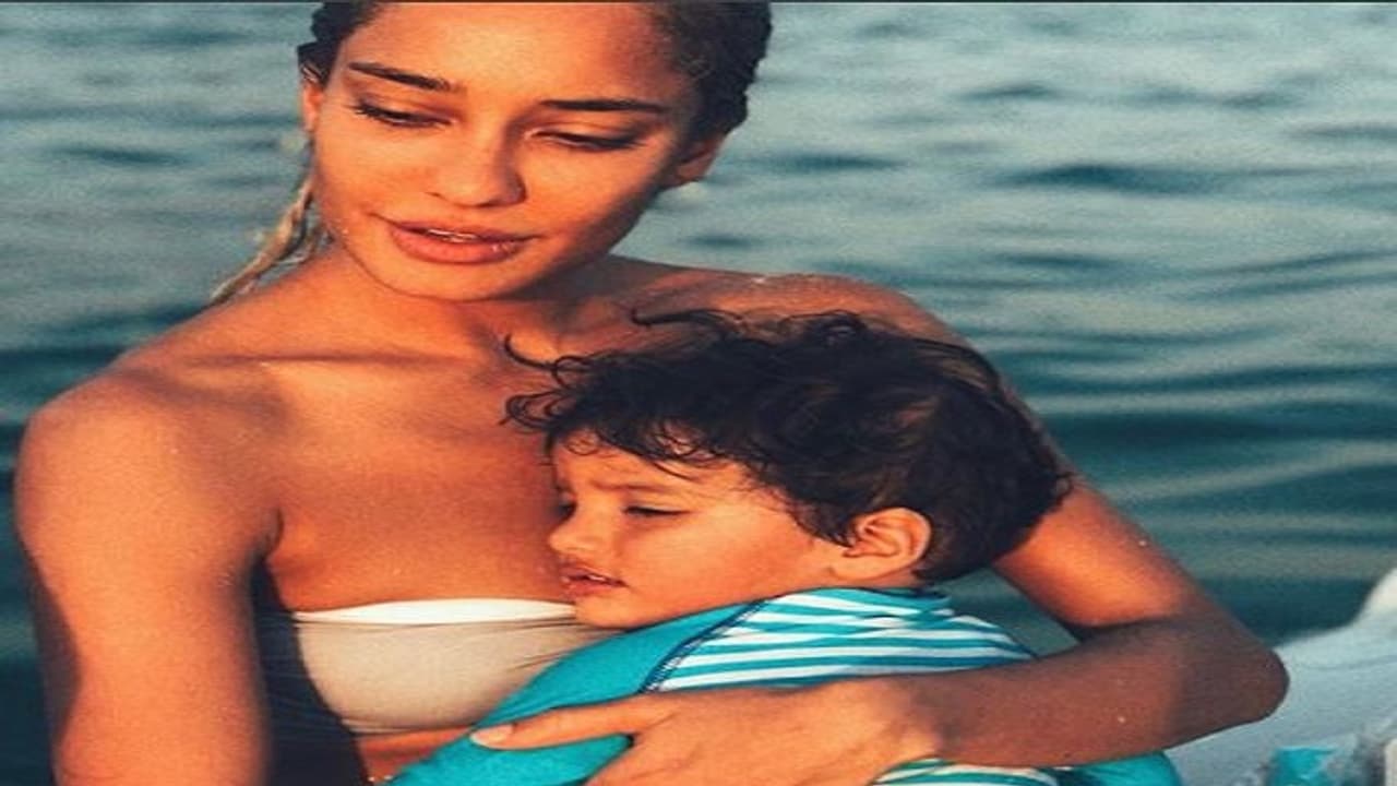 ಎಲ್ಲಾ ಓಕೆ ಸ್ವಿಮ್ ಸೂಟ್ ಯಾಕೆ?: ಲಿಸಾ ಫೋಟೋಗೆ ವಿರೋಧ! ಎಲ್ಲಾ ಓಕೆ ಸ್ವಿಮ್ ಸೂಟ್ ಯಾಕೆ?: ಲಿಸಾ ಫೋಟೋಗೆ ವಿರೋಧ!