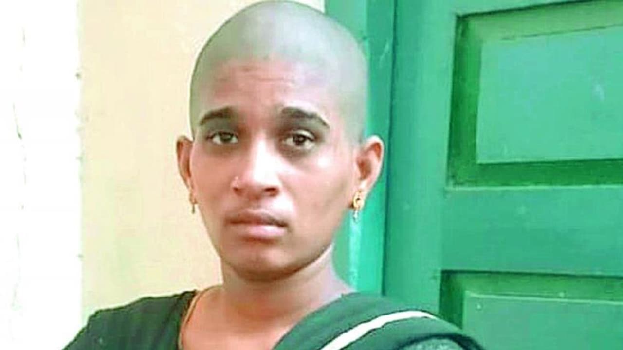 అక్రమ సంబంధం: భార్యకు గుండు కొట్టించి, ఊరేగించిన భర్త అక్రమ సంబంధం: భార్యకు గుండు కొట్టించి, ఊరేగించిన భర్త