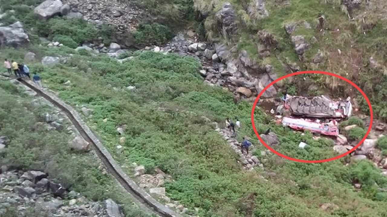 ಕಂದಕಕ್ಕೆ ಉರುಳಿ ಬಿದ್ದ ಬಸ್ : 30 ಮಂದಿ ದುರ್ಮರಣ