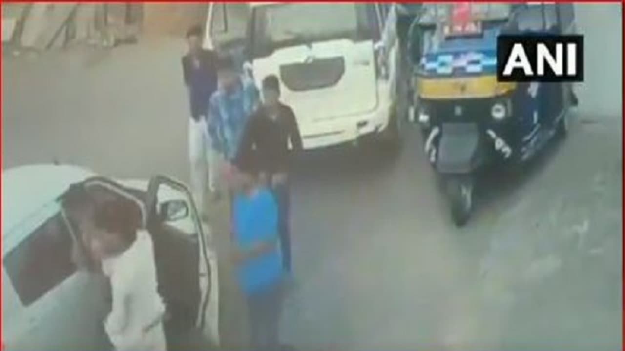 ಬಿಜೆಪಿ ಶಾಸಕನ ಪುತ್ರನಿಗೆ ದಾರಿ ಬಿಡದ ಯುವಕನಿಗೆ ಥಳಿತ!