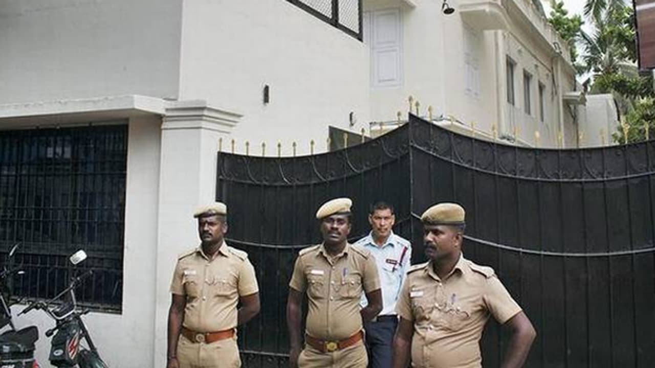 కమల్ హాసన్ ఇంటికి కన్నం వేసేందుకు వచ్చి.. నాలుక కరచుకున్నాడు కమల్ హాసన్ ఇంటికి కన్నం వేసేందుకు వచ్చి.. నాలుక కరచుకున్నాడు