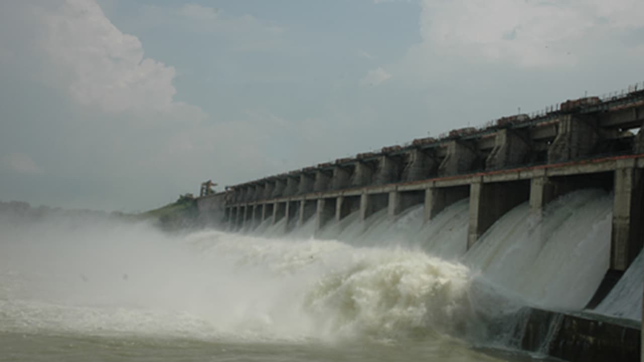 తెరచుకున్న బాబ్లీ గేట్లు.. తెలంగాణ వైపు పరిగెడుతున్న గోదారమ్మ తెరచుకున్న బాబ్లీ గేట్లు.. తెలంగాణ వైపు పరిగెడుతున్న గోదారమ్మ