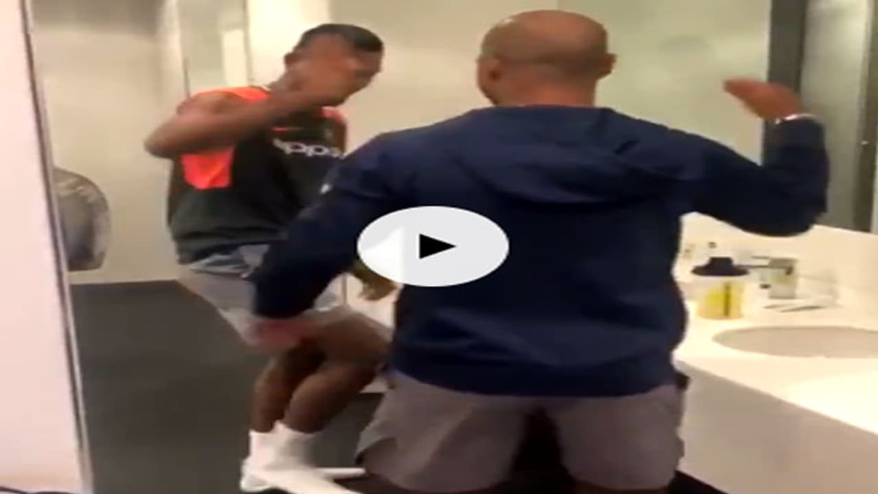 హార్డిక్ పాండ్యా, ధావన్ ఇంగ్లండులో బాత్రూమ్ డ్యాన్స్ (వీడియో) హార్డిక్ పాండ్యా, ధావన్ ఇంగ్లండులో బాత్రూమ్ డ్యాన్స్ (వీడియో)