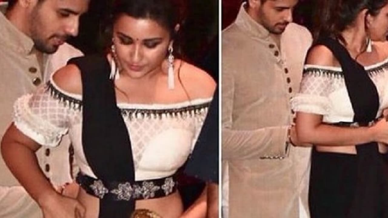 ಜಾರಿದ ಪರಿಣಿತಿ ಛೋಪ್ರಾ ಸೊಂಟದ ಪಟ್ಟಿ.. ಮುಂದೇನಾಯ್ತು? ಜಾರಿದ ಪರಿಣಿತಿ ಛೋಪ್ರಾ ಸೊಂಟದ ಪಟ್ಟಿ.. ಮುಂದೇನಾಯ್ತು?