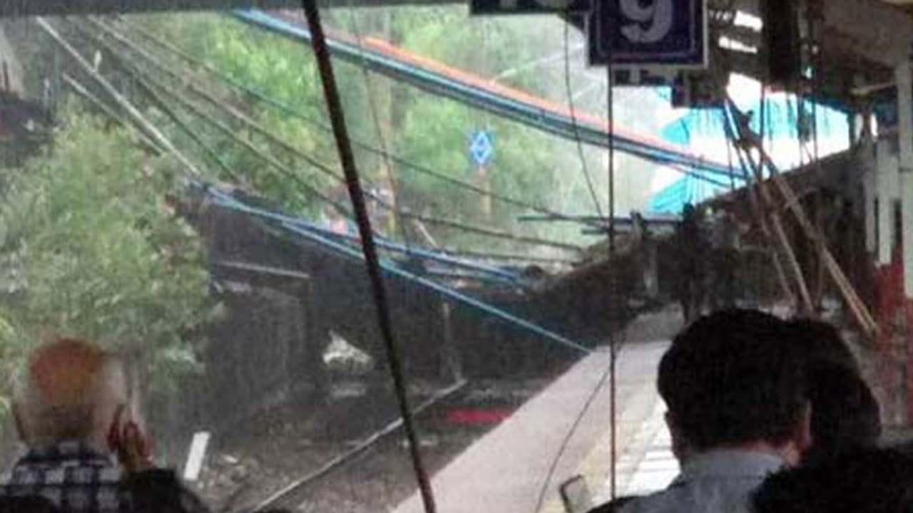 ముంబైలో కుప్పకూలిన రైల్వే బ్రిడ్జి, నిలిచిపోయిన రైళ్ల రాకపోకలు ముంబైలో కుప్పకూలిన రైల్వే బ్రిడ్జి, నిలిచిపోయిన రైళ్ల రాకపోకలు