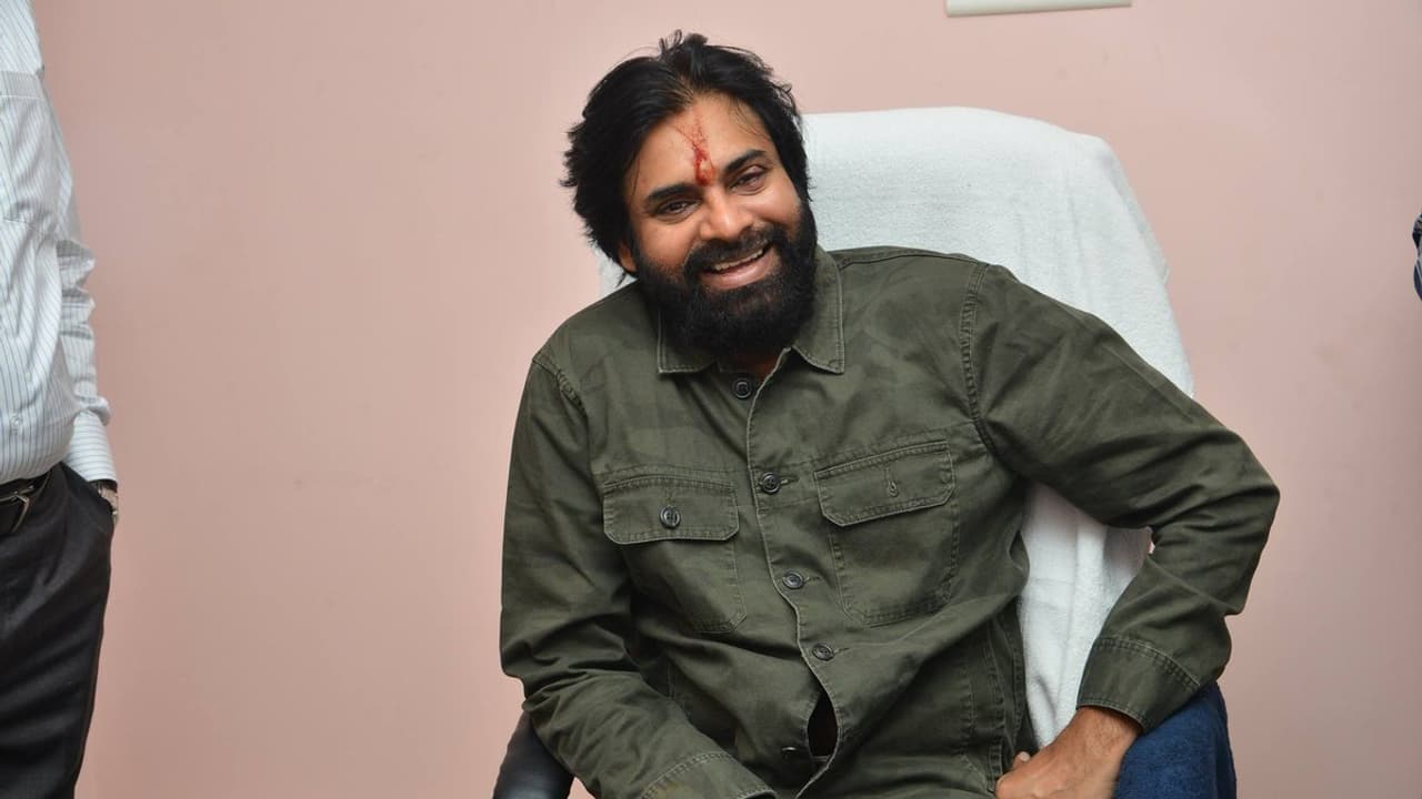 జైలు నుంచి వచ్చి జగన్, దొడ్డిదారిన మంత్రి అయిన లోకేష్: పవన్ జైలు నుంచి వచ్చి జగన్, దొడ్డిదారిన మంత్రి అయిన లోకేష్: పవన్