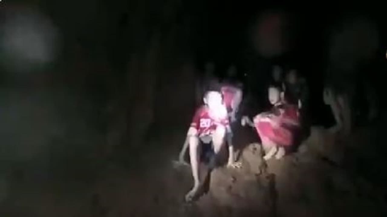 9 ದಿನಗಳಿಂದ ಗುಹೆಯಲ್ಲಿದ್ದ ಫುಟ್ಬಾಲ್ ಟೀಂ ಸುರಕ್ಷಿತ! 9 ದಿನಗಳಿಂದ ಗುಹೆಯಲ್ಲಿದ್ದ ಫುಟ್ಬಾಲ್ ಟೀಂ ಸುರಕ್ಷಿತ!