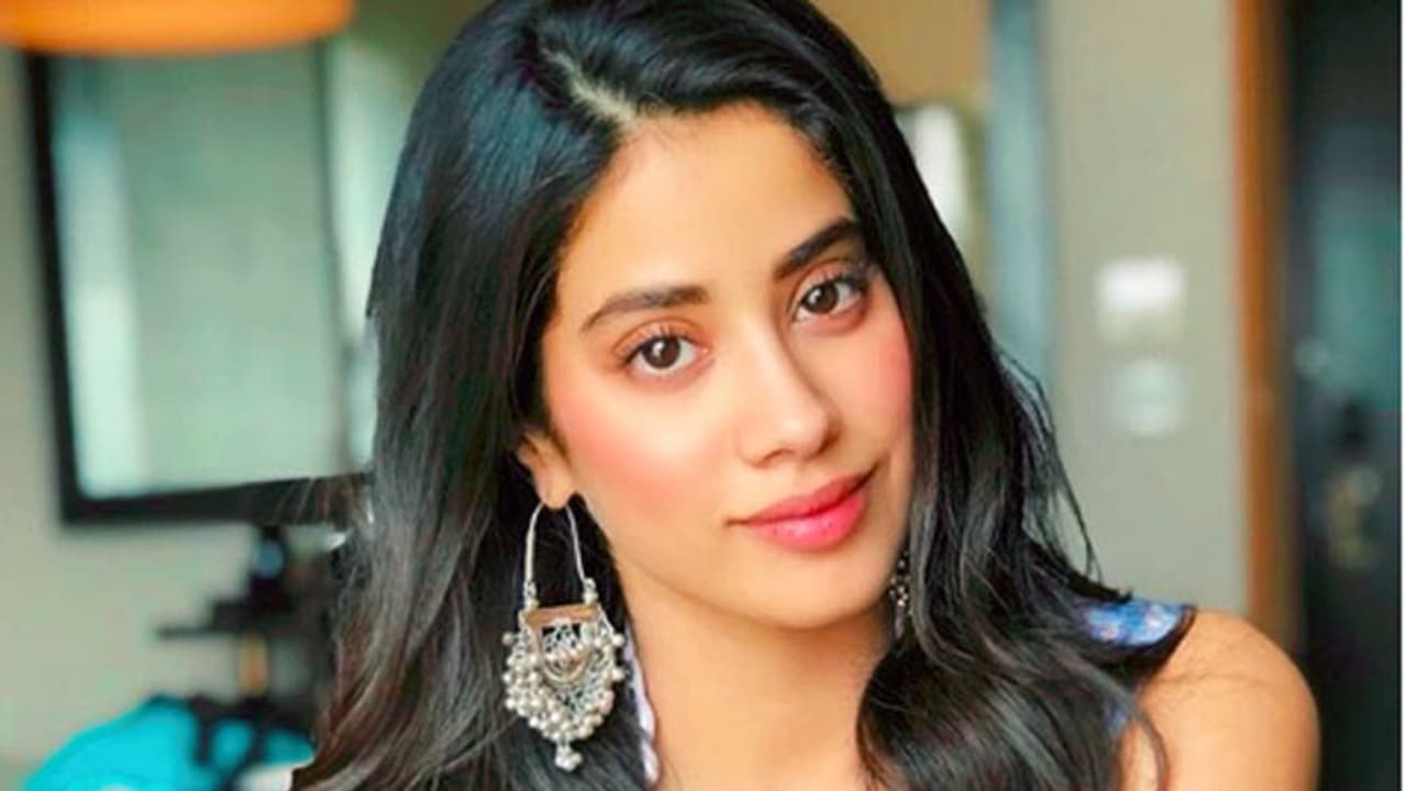 నీలో శ్రీదేవిని చూస్తున్నాం.. జాన్వీపై నెటిజన్ల కామెంట్ నీలో శ్రీదేవిని చూస్తున్నాం.. జాన్వీపై నెటిజన్ల కామెంట్