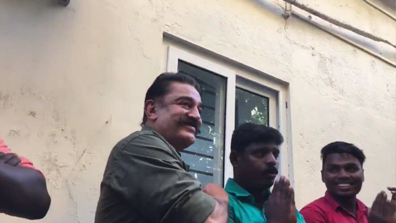 అభిమాని పాటకు ఎగిరి గంతేసిన కమల్ (వీడియో) అభిమాని పాటకు ఎగిరి గంతేసిన కమల్ (వీడియో)