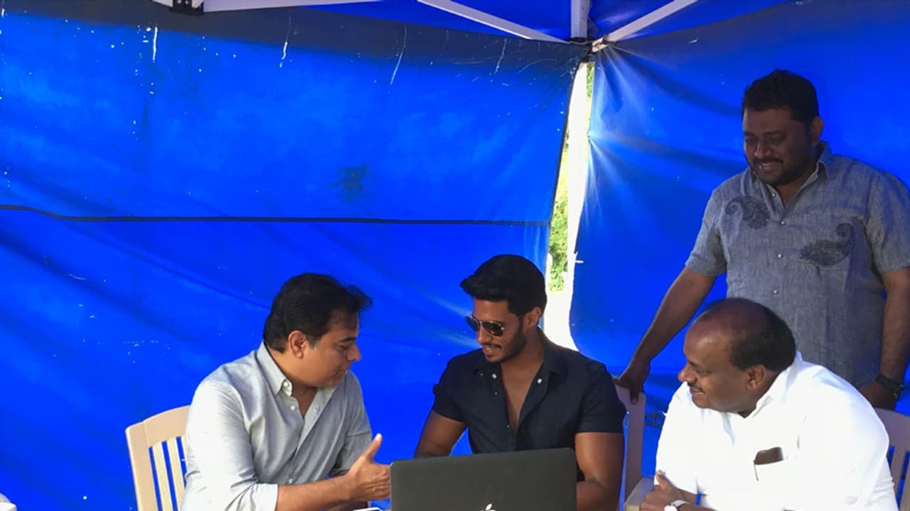 ಜೀರೋ ಟ್ರಾಫಿಕ್ ಬಳಸದೇ ಸಾಮಾನ್ಯರಂತೆ ಮಗನ ಸಿನಿಮಾ ಸೆಟ್’ಗೆ ಹೋದ ಎಚ್’ಡಿಕೆ ಜೀರೋ ಟ್ರಾಫಿಕ್ ಬಳಸದೇ ಸಾಮಾನ್ಯರಂತೆ ಮಗನ ಸಿನಿಮಾ ಸೆಟ್’ಗೆ ಹೋದ ಎಚ್’ಡಿಕೆ