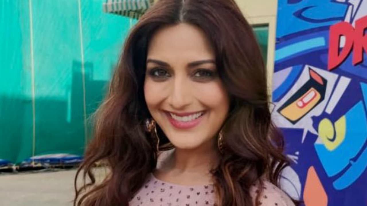 Sonali Bendre reveals she has high grade cancer that is spreading through her body Sonali Bendre reveals she has high grade cancer that is spreading through her body