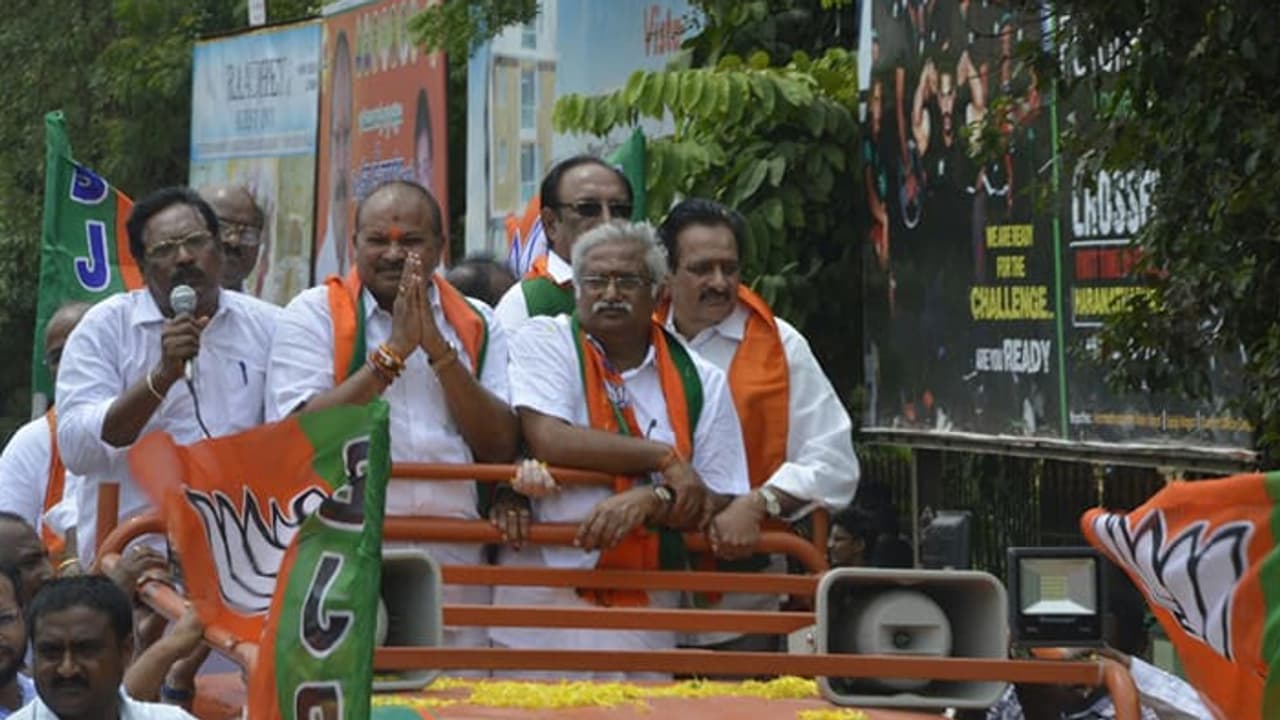 కన్నాపై చెప్పులతో దాడి.. చంద్రబాబుకు కన్నా ఐదు ప్రశ్నలు కన్నాపై చెప్పులతో దాడి.. చంద్రబాబుకు కన్నా ఐదు ప్రశ్నలు