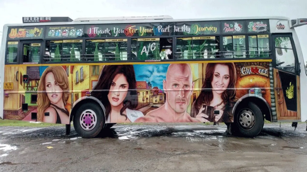 ಈ ಬಸ್‌ ತುಂಬಾ ನೀಲಿ ನಟಿಯರದ್ದೇ ಹವಾ!