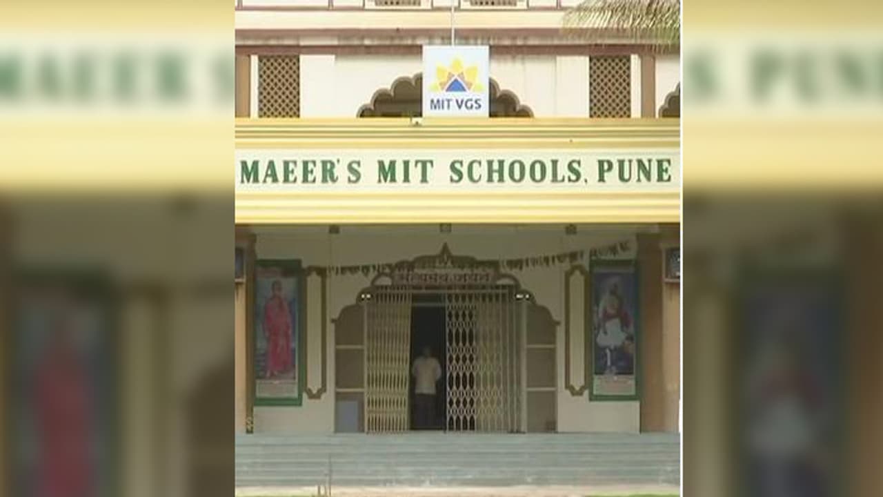 విద్యార్ధినులకు షాక్: ఆ రంగు లోదుస్తులు వాడాలి, వాష్ రూమ్కు కూడ టైమింగే విద్యార్ధినులకు షాక్: ఆ రంగు లోదుస్తులు వాడాలి, వాష్ రూమ్కు కూడ టైమింగే