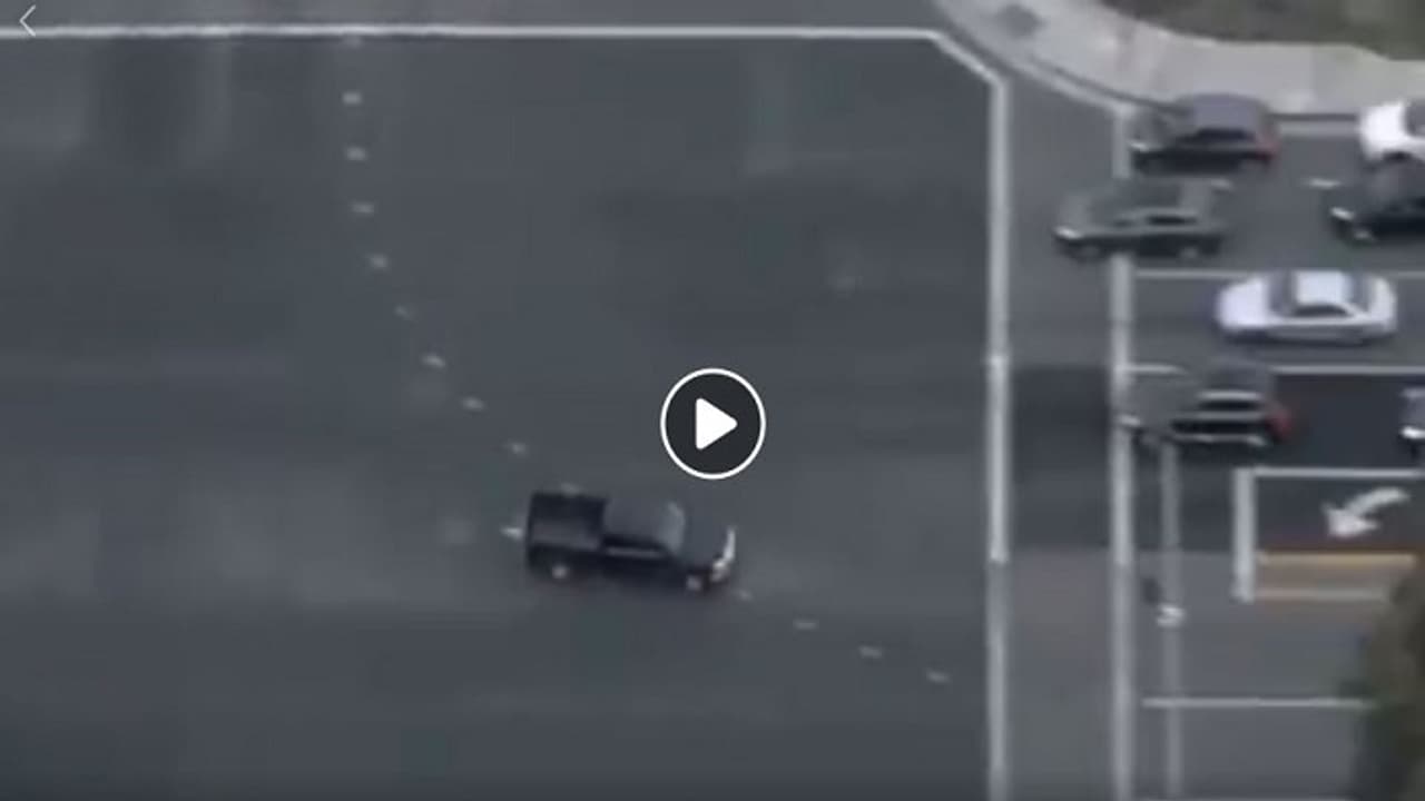 ಕಾರು ಕಳ್ಳನ ಕಂಡು ‘ಎಲಾ ಮಳ್ಳ’ ಎಂದ ಪೊಲೀಸರು! ಕಾರು ಕಳ್ಳನ ಕಂಡು ‘ಎಲಾ ಮಳ್ಳ’ ಎಂದ ಪೊಲೀಸರು!