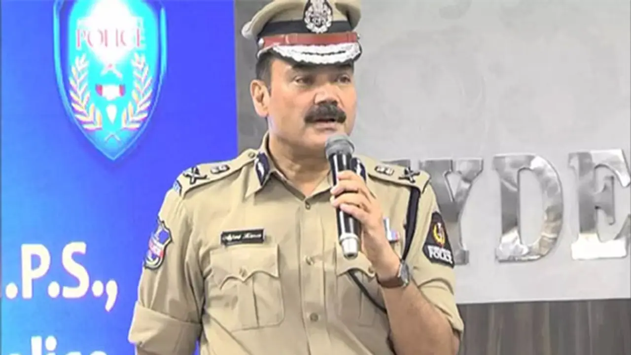 హైద్రాబాద్ సీపీ అంజనీకుమార్ ఇంట్లోకి వరద నీరు: 4 రోజులుగా ఆఫీస్ నుండే విధులు హైద్రాబాద్ సీపీ అంజనీకుమార్ ఇంట్లోకి వరద నీరు: 4 రోజులుగా ఆఫీస్ నుండే విధులు