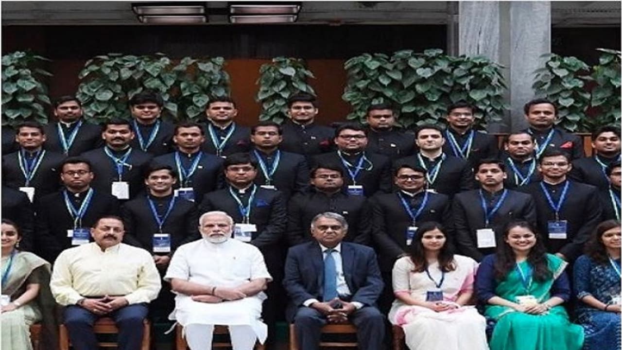 ಐಎಎಸ್ ಟಾಪರ್ ಟಿನಾರಿಂದ ಮೋದಿ ಪ್ರಶಂಸೆ: ಏನೆಲ್ಲಾ ಪ್ರತಿಕ್ರಿಯೆ ಸಿಕ್ತು?