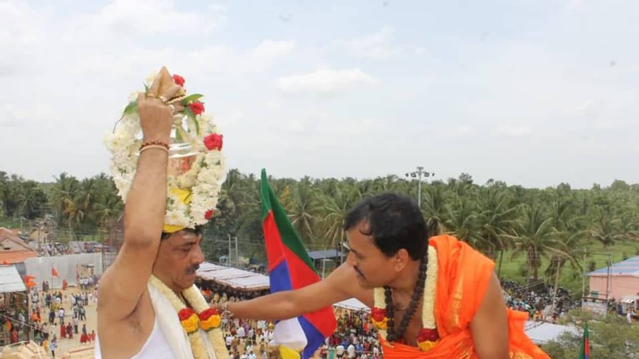 ಬಜೆಟ್ ದಿನವೇ ಡಿಕೆಶಿ ಅಜ್ಜಯ್ಯನ ಬಳಿ ಹೋಗಿದ್ದು ಯಾಕೆ? ಬಜೆಟ್ ದಿನವೇ ಡಿಕೆಶಿ ಅಜ್ಜಯ್ಯನ ಬಳಿ ಹೋಗಿದ್ದು ಯಾಕೆ?